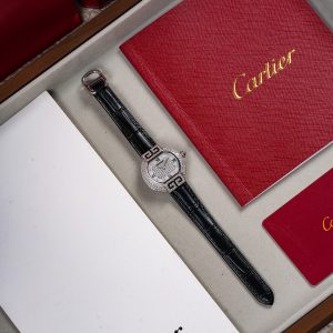 The all-new third-generation upgraded edition is now fully in stock. 🎀🎀🎀 Standard dial P550 Natural pearl mother-of-pearl with diamond accents +100🎀 CARTIER — Tortue(Tortoise-shaped) 🎮1480 Series Fully Upgraded Edition Arrived (This update features deeper engraving on the case back, bringing the overall font closer to the original. The leather strap has been upgraded to authentic Italian 🇮🇹 top-grain calfskin, meticulously crafted to restore the original aesthetic)When all watches are round, the Tortue's avant-garde tortoise-shell design stands out. The double-sided clasp at the hinge symbolizes "love you for ten thousand years," echoing Cartier's enduring design philosophy: "After all this time, you remain my one true love." Each of the eight arrow-shaped and eight star-shaped diamonds is meticulously selected. Embracing a design ethos that transcends tradition in pursuit of innovation, it has once again become a timeless masterpiece!Hands: 1600°C heat-treated blued steel hands. 🎮 Drum-shaped crown with a gemstone radiating brilliant luster. 【Case】 To achieve the original's flawless luster, ultrasonic polishing is applied over mirror polishing—not mold-pressed.【Dial】Roman numerals feature raised printing ink with sharp, burr-free edges. Calendar background and fonts achieve near-identical color matching. 【Hands】Utilize premium hardened blued steel hands. 【Crown】Employs identical material to the original—synthetic topaz of universal interchangeable grade. Upgraded crown prevents sapphire loss. 【Case Back】Enhanced case back screws offer smooth, flush operation.The case back engraving is deep and matches the original font. Dial size: 33mm, clean and crisp 🧚‍♀️🧚‍♀️🧚‍♀️ Upgrade details: The streamlined C1Ct163 movement is officially launched. Hand height has been further reduced to 8.8 threads through refined condensation 👍.Sisters, you can search for movements that can be fitted with zirconia diamonds. Currently, the C1Ct163 movement ranks second online; the first has yet to be discovered. The dial has been redesigned, reducing the number of screws from 16 to 6, freeing up sufficient height to accommodate the beautiful zirconia diamond hands. Development is no easy feat—cherish it while you can.Only 220 sets (limited edition diamond hands) will be released this time, with no future production planned. It's truly a thankless task—time-consuming and mentally draining. Sisters who understand, act fast! Can't help but vent: Custom diamond-shaped hands are no easy feat. Over 8 months and countless scrapped prototypes were required to finally finalize the design. All born from a dream, pursuing perfection and excellence, solely to showcase the beautiful you on your wrist.